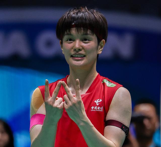 艾米莉目前, 三大女双携