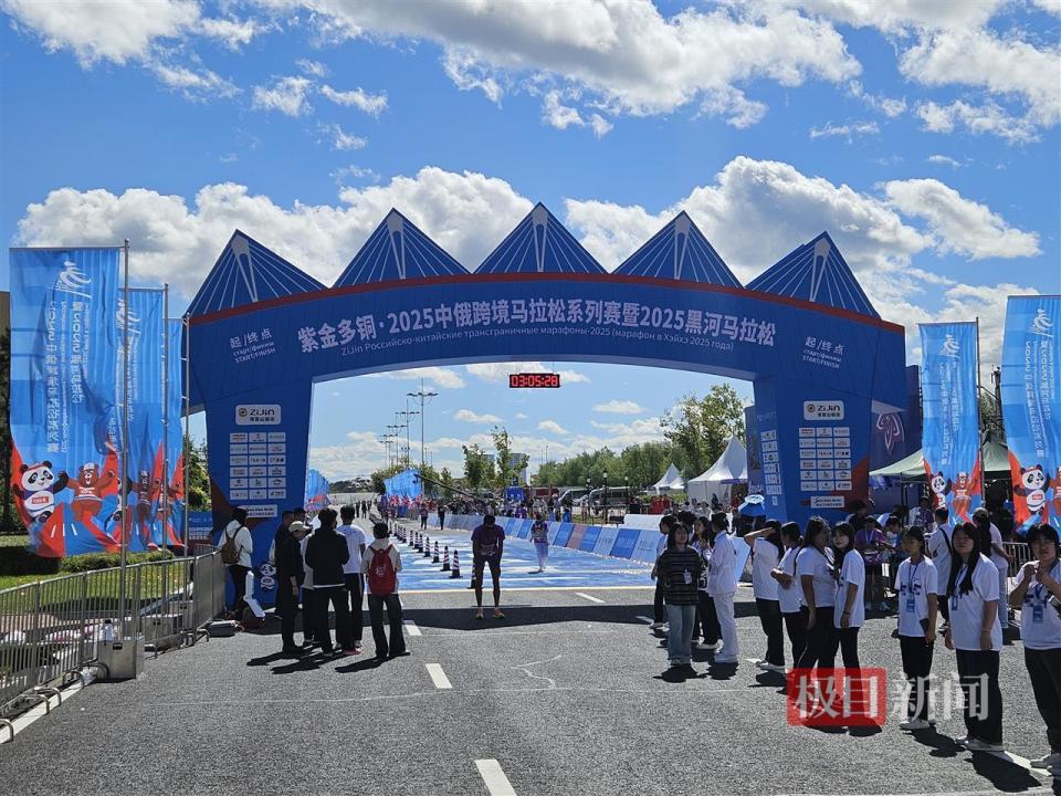 境内, 包含, 她来自哈尔