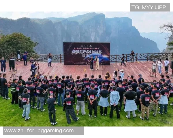 实探张家界荒野求生选手“苗王”的庇护所：堆着很多猕猴桃等野果，一个多月他只瘦了10多斤